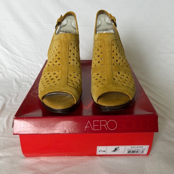 AEROSOLES Shoes - New in the Box Aerosols Chi Latte Yellow Suede Slingbacks Size 8.5 M